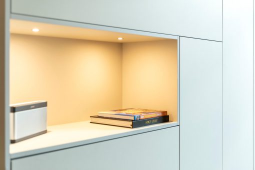 keuken laten maken, keuken bouwer, op maat keukens, op maat gemaakte keukens, luxe keukens, vogels keukens Helmond, Nuenen, Waalre, Stiphout, Liessel, Helmond, Eindhoven, Bladel, Pijnacker, Rotterdam Vlakinbouw inductiekookplaat - Keuken in Regio Rotterdam, Koperkleurige spoelbakRonde deuren hoge kast, Composiet werkblad, Recirculatie schuine afzuigkap, Ronde vormen bij keuken, Keukenblad van Balsabeton 
