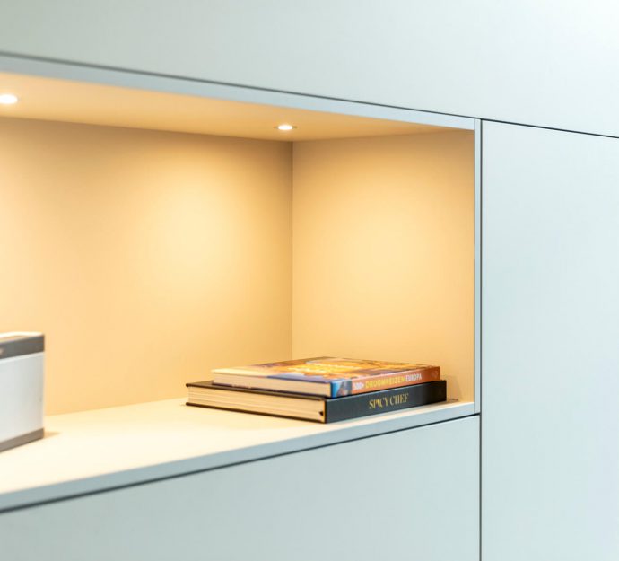 keuken laten maken, keuken bouwer, op maat keukens, op maat gemaakte keukens, luxe keukens, vogels keukens Helmond, Nuenen, Waalre, Stiphout, Liessel, Helmond, Eindhoven, Bladel, Pijnacker, Rotterdam Vlakinbouw inductiekookplaat - Keuken in Regio Rotterdam, Koperkleurige spoelbakRonde deuren hoge kast, Composiet werkblad, Recirculatie schuine afzuigkap, Ronde vormen bij keuken, Keukenblad van Balsabeton 