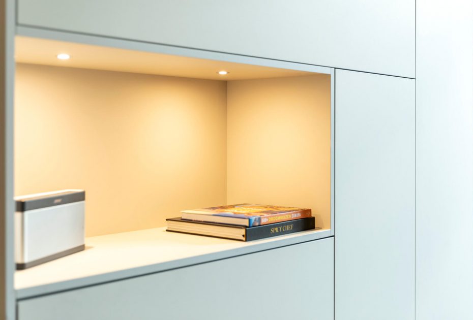 keuken laten maken, keuken bouwer, op maat keukens, op maat gemaakte keukens, luxe keukens, vogels keukens Helmond, Nuenen, Waalre, Stiphout, Liessel, Helmond, Eindhoven, Bladel, Pijnacker, Rotterdam Vlakinbouw inductiekookplaat - Keuken in Regio Rotterdam, Koperkleurige spoelbakRonde deuren hoge kast, Composiet werkblad, Recirculatie schuine afzuigkap, Ronde vormen bij keuken, Keukenblad van Balsabeton 