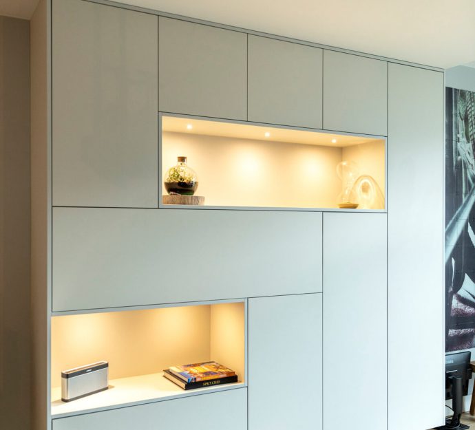 keuken laten maken, keuken bouwer, op maat keukens, op maat gemaakte keukens, luxe keukens, vogels keukens Helmond, Nuenen, Waalre, Stiphout, Liessel, Helmond, Eindhoven, Bladel, Pijnacker, Rotterdam Vlakinbouw inductiekookplaat - Keuken in Regio Rotterdam, Koperkleurige spoelbakRonde deuren hoge kast, Composiet werkblad, Recirculatie schuine afzuigkap, Ronde vormen bij keuken, Keukenblad van Balsabeton 