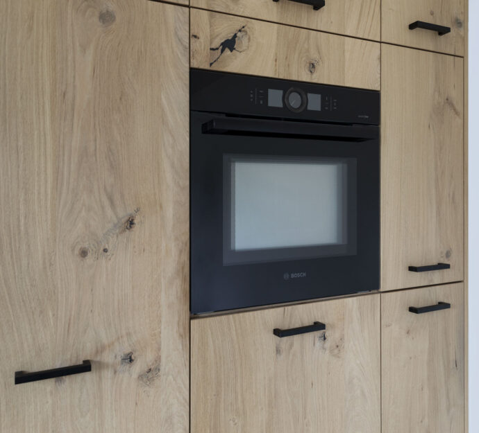 Landelijke keuken, keuken laten maken, keuken bouwer, op maat keukens, op maat gemaakte keukens, luxe keukens, vogels keukens Helmond, Nuenen, Waalre, Stiphout, Liessel, Helmond, Eindhoven, Bladel, Pijnacker, Rotterdam Vlakinbouw inductiekookplaat - Keuken in Regio Rotterdam, Koperkleurige spoelbakRonde deuren hoge kast, Composiet werkblad, Recirculatie schuine afzuigkap, Ronde vormen bij keuken, Keukenblad van Balsabeton 