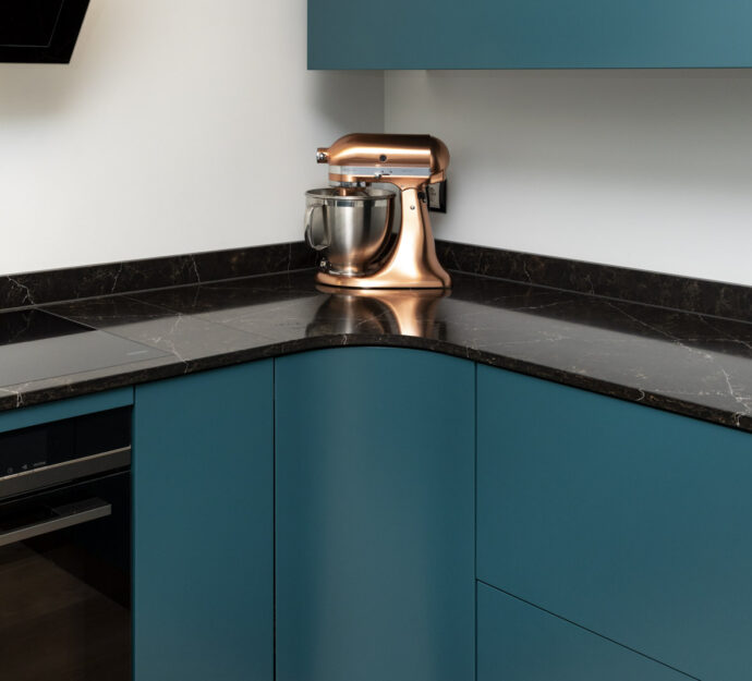 keuken laten maken, keuken bouwer, op maat keukens, op maat gemaakte keukens, luxe keukens, vogels keukens Helmond, Nuenen, Waalre, Stiphout, Liessel, Helmond, Eindhoven, Bladel, Pijnacker, Rotterdam Vlakinbouw inductiekookplaat - Keuken in Regio Rotterdam, Koperkleurige spoelbakRonde deuren hoge kast, Composiet werkblad
