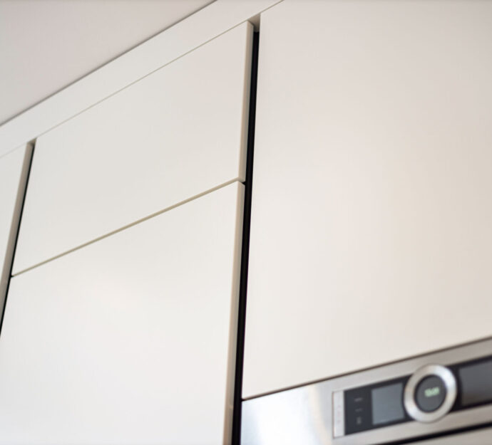 Moderne keuken Helmond, Keuken Brouwhuis, Witte moderne keuken, zwarte greeplijsten, zijdeglans lak fronten, zwarte grepen, witte keuken Helmond, moderne keuken, keuken met modern design, hoogwaardig keukenontwerp, stijlvolle keuken, luxe keuken, keukeninterieur, witte keuken met zwarte greeplijsten, verticale zwarte greeplijsten, zwarte grepen, verticale greeplijsten, apparatenwand met ovens en greeplijsten.