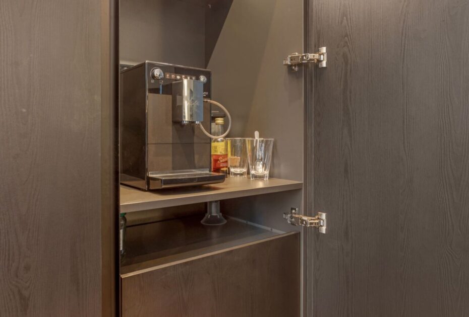 Moderne keuken Someren, keukenstudio Someren, keuken op maat someren, Keramisch werkblad, Kookeiland, kastenwand, , Geïntegreerde Bora kookplaat met afzuiging, Franke Fragranite witte vlakinbouw spoelbak, Quooker kraan Flex chroom, Zwart houtdecor fronten, Zwarte horizontale en verticale greeplijsten. Koffie corner keuken.