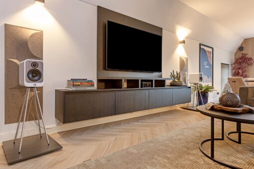TV meubel Someren, TV meubel op maat, televisiemeubel op maat, maatwerk televisiemeubel, tv-kat op maat, Maatwerk Someren, huisinrichting op maat, interieur inrichting modern, modern interieur Someren. Modern tv meubel. Horizontale zwarte greeplijst, zwart houtdecor tv meubel, zwart hout tv meubel.