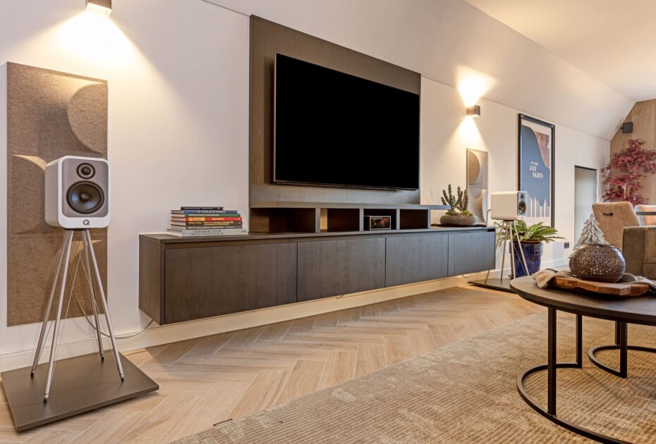 TV meubel Someren, TV meubel op maat, televisiemeubel op maat, maatwerk televisiemeubel, tv-kat op maat, Maatwerk Someren, huisinrichting op maat, interieur inrichting modern, modern interieur Someren. Modern tv meubel. Horizontale zwarte greeplijst, zwart houtdecor tv meubel, zwart hout tv meubel.