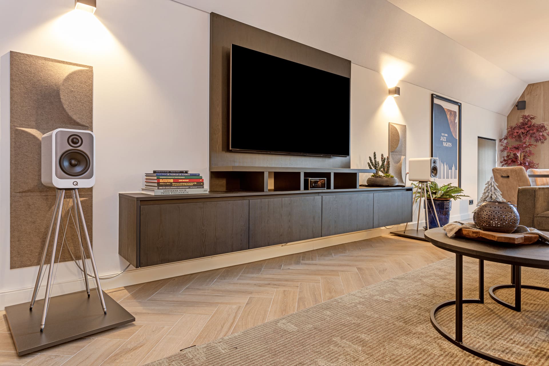 TV meubel Someren, TV meubel op maat, televisiemeubel op maat, maatwerk televisiemeubel, tv-kat op maat, Maatwerk Someren, huisinrichting op maat, interieur inrichting modern, modern interieur Someren. Modern tv meubel. Horizontale zwarte greeplijst, zwart houtdecor tv meubel, zwart hout tv meubel.