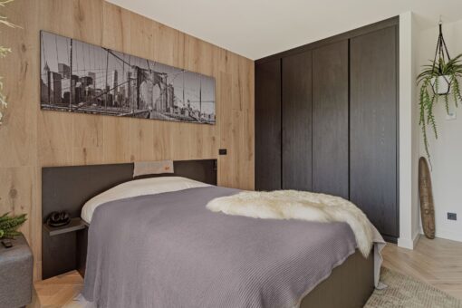 Kledingkast Someren, Kledingkast op maat, Maatwerk Someren, huisinrichting op maat, interieur inrichting modern, modern interieur Someren. Moderne kledingkast. Horizontale zwarte greeplijst, zwart houtdecor kledingkast, zwart houten kledingkast.