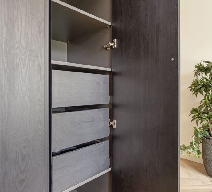 Kledingkast Someren, Kledingkast op maat, Maatwerk Someren, huisinrichting op maat, interieur inrichting modern, modern interieur Someren. Moderne kledingkast. Horizontale zwarte greeplijst, zwart houtdecor kledingkast, zwart houten kledingkast.