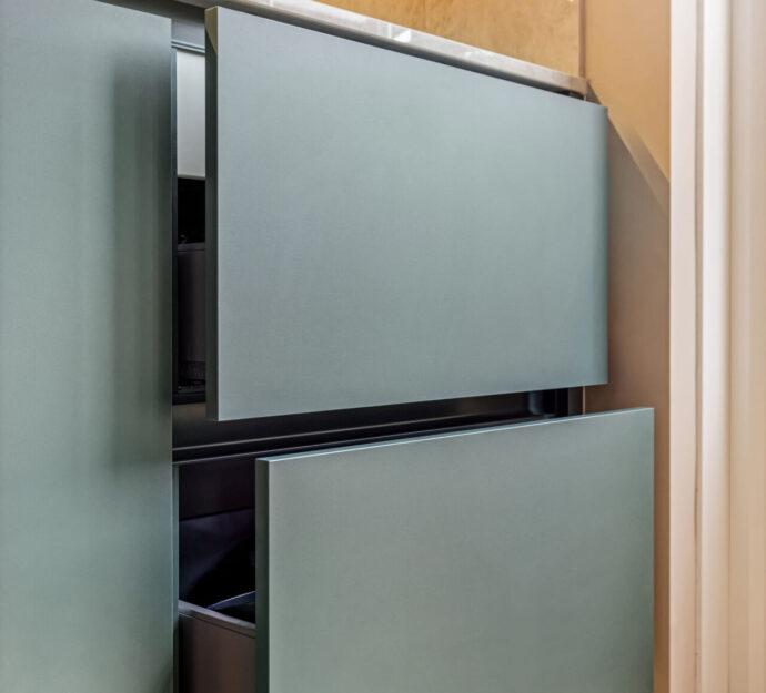 Ladekasten in een groene melamine afwerking met zwarte greeplijsten, bieden een stijlvol en functioneel opbergsysteem voor wie een keuken wil kopen in Helmond.
