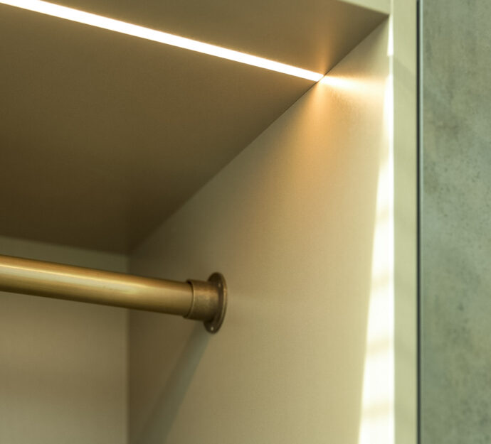Wandkast op maat in Eindhoven met nis en ingebouwde ledverlichting