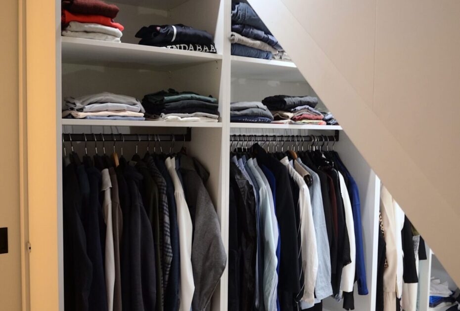 Kledingkast op maat, wandkast op maat, kastenwand op maat, garderobekast op maat, maatwerk kledingkast, op maat gemaakte kledingkast, inloopkast op maat, maatwerk kasten onder schuin dak, maatwerk kasten onder schuine wand