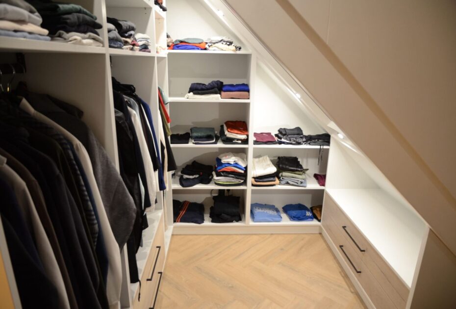 Kledingkast op maat, wandkast op maat, kastenwand op maat, garderobekast op maat, maatwerk kledingkast, op maat gemaakte kledingkast, inloopkast op maat, maatwerk kasten onder schuin dak, maatwerk kasten onder schuine wand