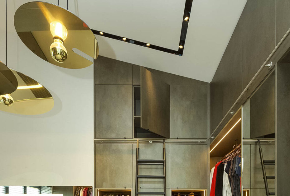 Kledingkast op maat, wandkast op maat, kastenwand op maat, garderobekast op maat, maatwerk kledingkast, op maat gemaakte kledingkast, inloopkast op maat, maatwerk kasten onder schuin dak, maatwerk kasten onder schuine wand
