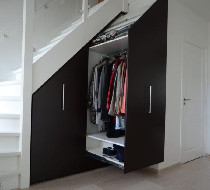 Kledingkast op maat, wandkast op maat, kastenwand op maat, garderobekast op maat, maatwerk kledingkast, op maat gemaakte kledingkast, inloopkast op maat, maatwerk kasten onder schuin dak, maatwerk kasten onder schuine wand