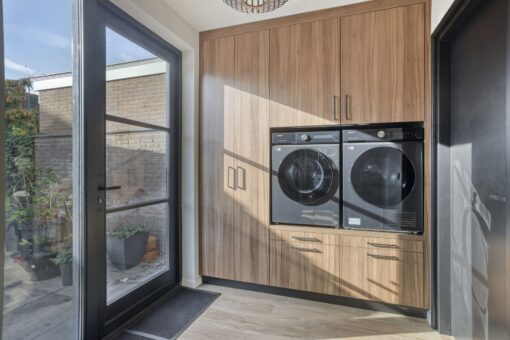 wasmachinekast op maat, maatwerk bijkeuken, kastenwand wasmachine en droger, maatwerk kasten bijkeuken, bijkeuken interieur op maat