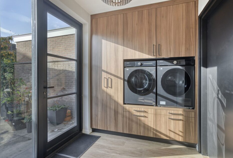 wasmachinekast op maat, maatwerk bijkeuken, kastenwand wasmachine en droger, maatwerk kasten bijkeuken, bijkeuken interieur op maat