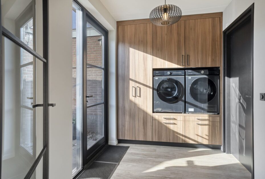 maatwerk wasmachinekast, bijkeuken op maat laten maken, kastenwand voor wasmachine en droger, maatwerk bijkeuken interieur