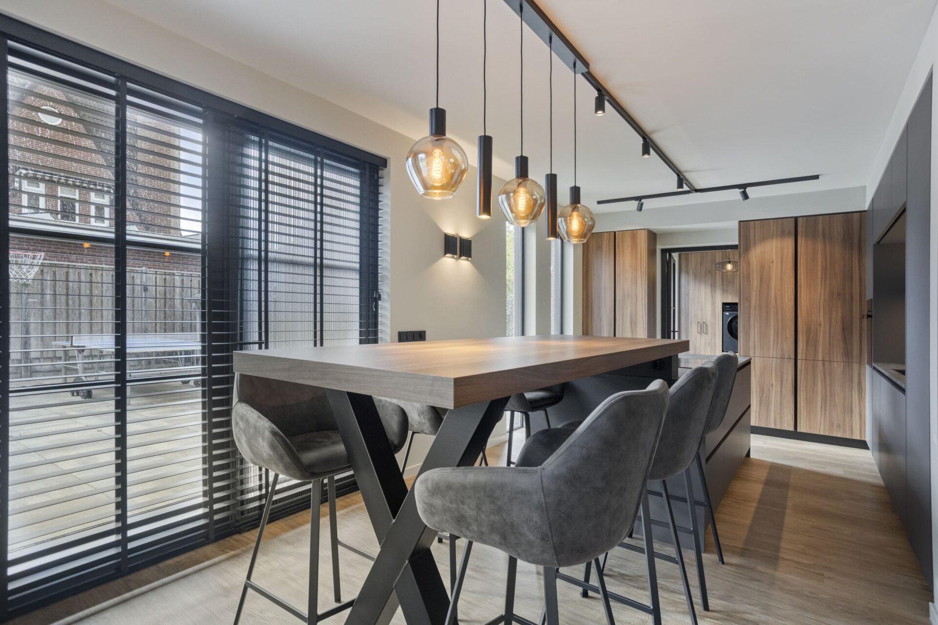 bartafel op maat, maatwerk bartafel, keukeneiland met bartafel, maatwerk kastenmaker interieur, bartafel houten blad op maat
